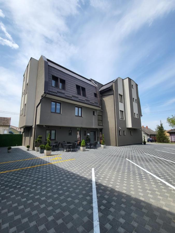 Garni Hotel Imperium سوبوتيتْسا المظهر الخارجي الصورة